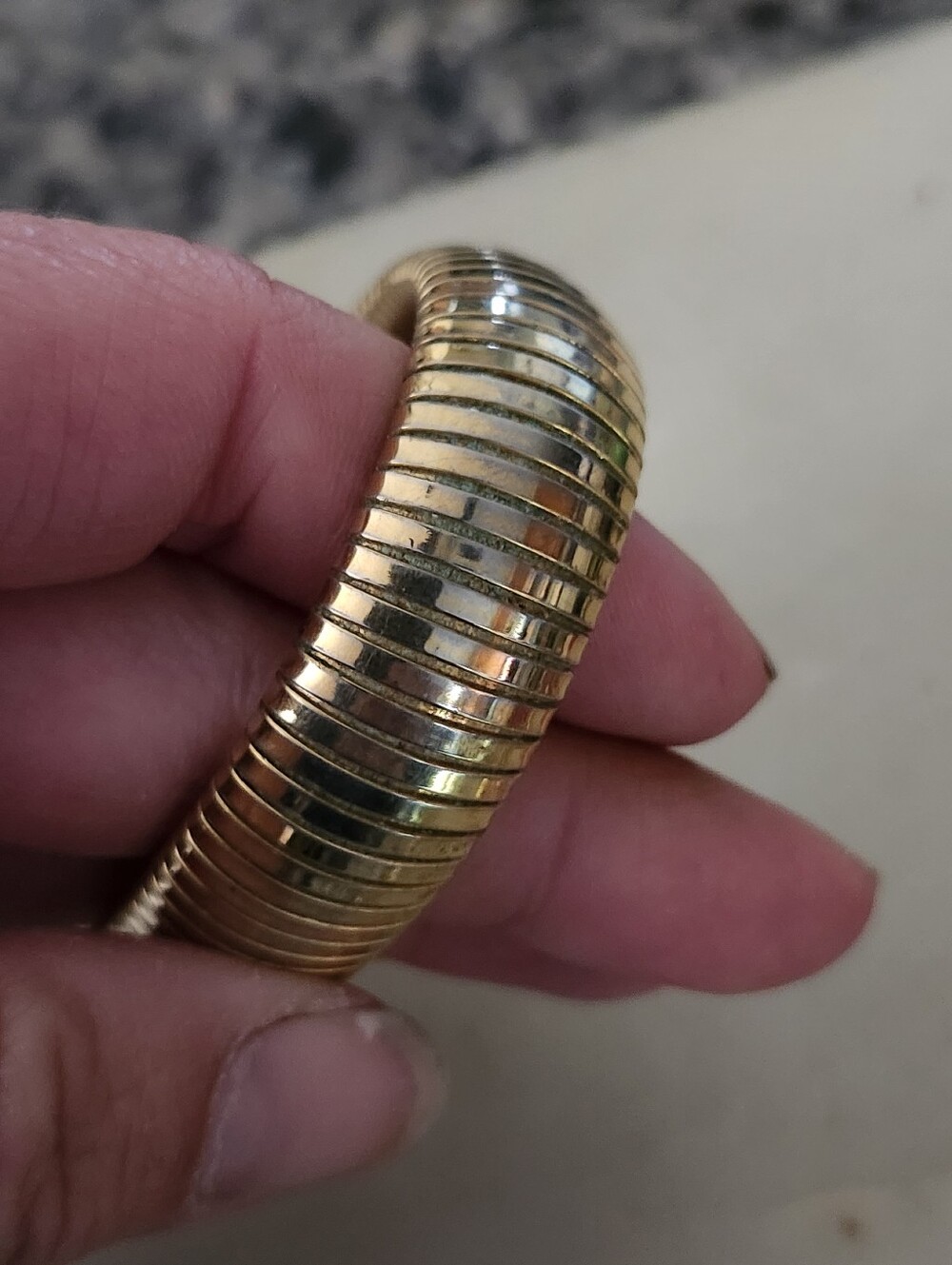 Elegant Gold Tone Ribbed Stretch Bangle Bracelet - Picture 4 of 12